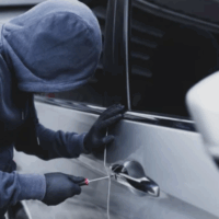 reduction-vols-vehicules-logotypes.png Personne tentant d’ouvrir un véhicule, illustrant la réduction du risque de vol pour les véhicules logotypés.