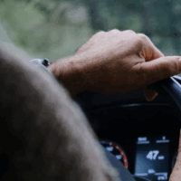 conduite-responsable-vehicules-logotypes.png Mains d’un conducteur tenant un volant, symbolisant la conduite responsable liée aux véhicules logotypés.