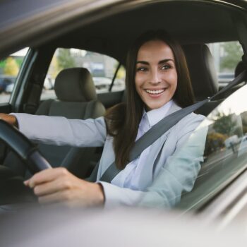 Conductrice à bord d'un véhicule