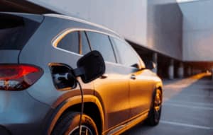 defis-electrification-flotte-entreprise.webp-300x191 Véhicule électrique en charge sur un parking d’entreprise, illustrant les défis liés à l’électrification d’une flotte automobile.