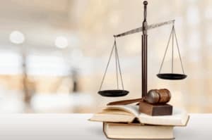 obligations-legales-flottes-entreprises-lom.webp-300x199 Balance de justice et marteau de juge posés sur des livres, illustrant les obligations légales des flottes automobiles d’entreprise en France selon la loi LOM.