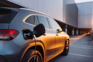 Véhicule électrique en cours de recharge sur un parking d'entreprise pour une gestion de flotte durable.